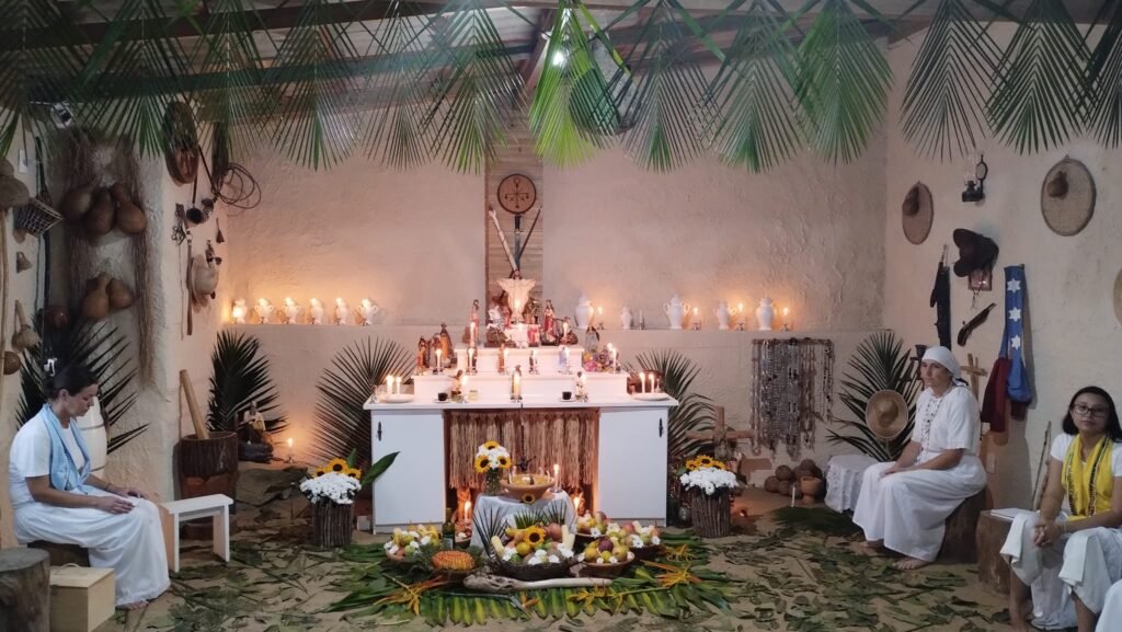 Imagem do terreiro decorado com folhas e flores naturais, para a festa de Oxóssi.